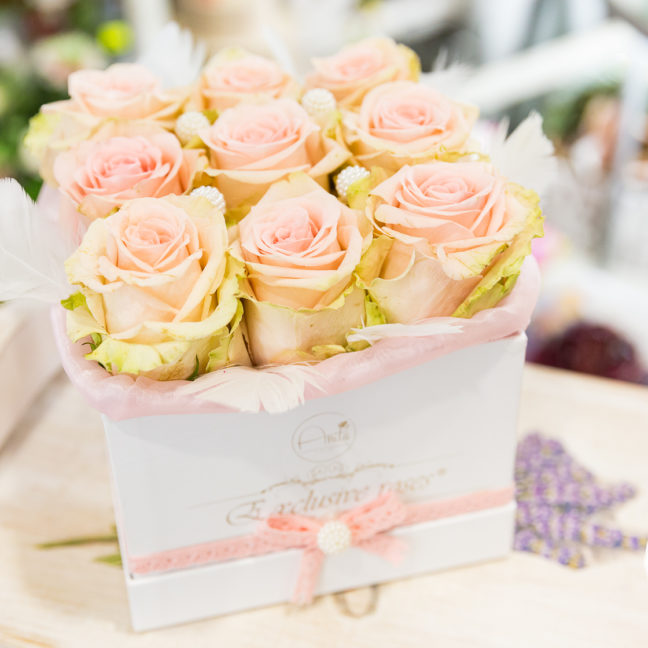 Kvetinový box Exclusive roses „kocka“ z 9 ks ruží zdobený korálkami