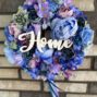 Modrý veniec na dvere s nápisom „Home“