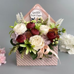 Kvetinový box mix umelých kvetov v tvare obálky