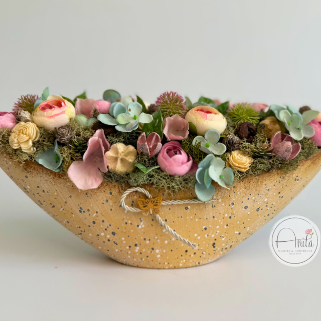 Dekorácia na stôl v črepníku s umelými  kvetmi